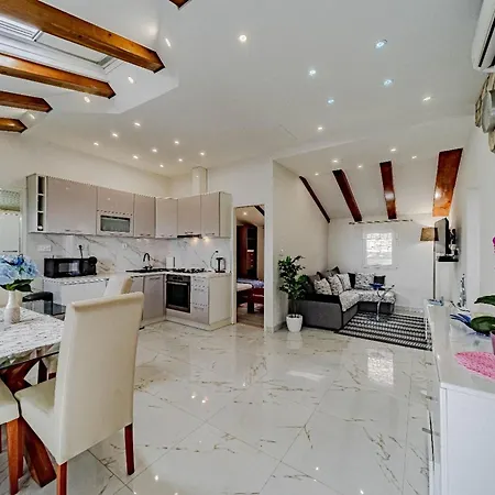 Stone House Blaca 度假居 *